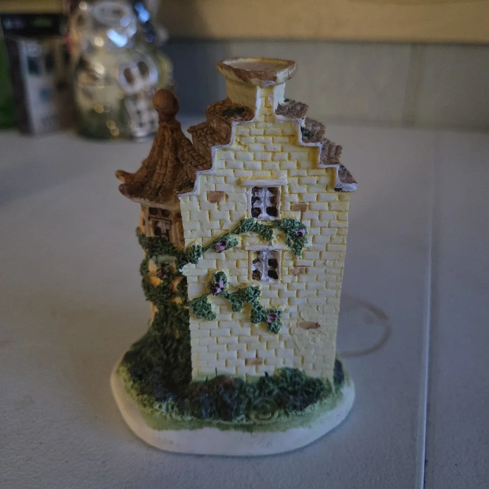 Miniature SALTON Small English Floral Cottage Tower Quartz Clock